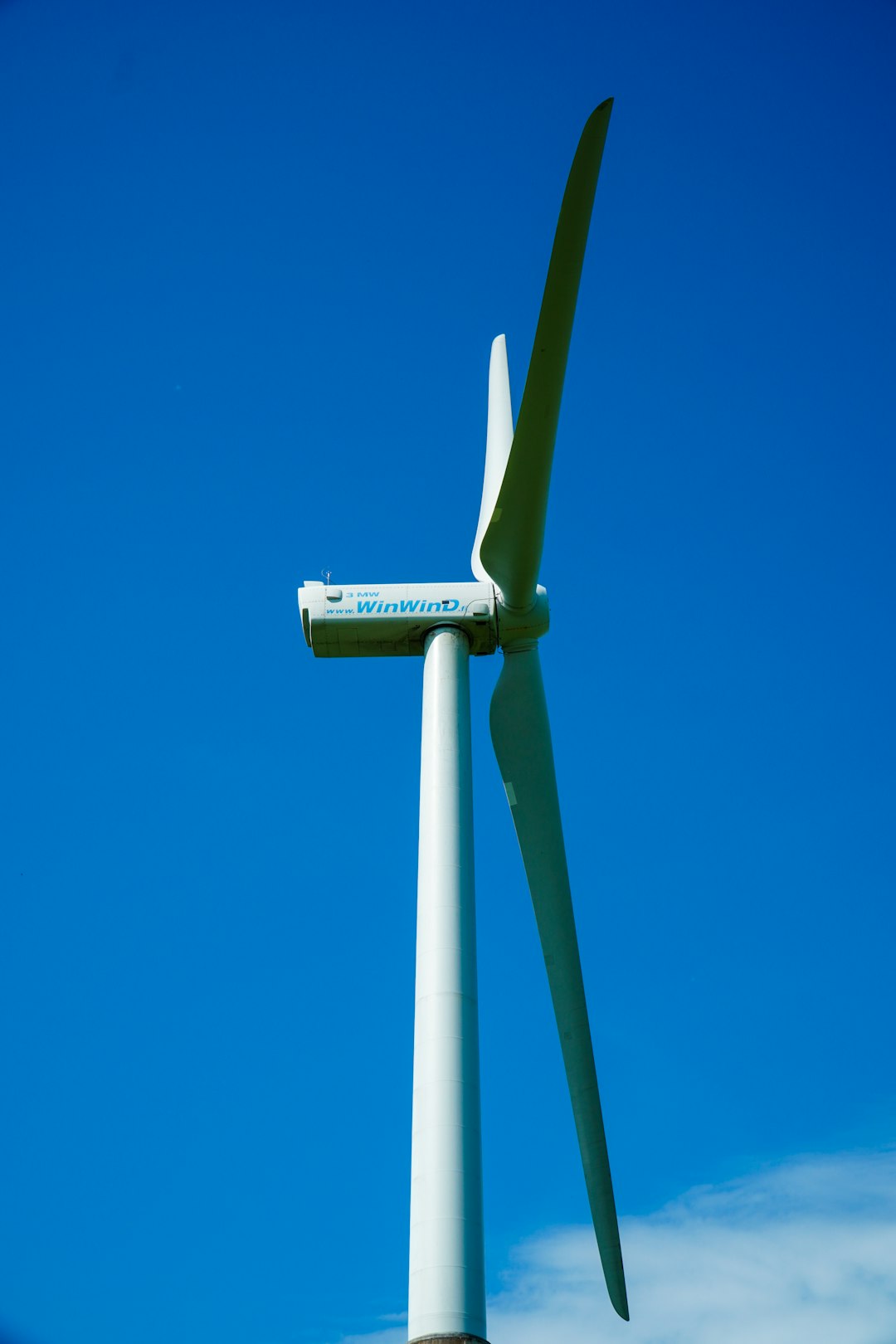 gallery-04 white-and-green-wind-turbine-under-blue-sky-during-daytime-btuxxz-gk8